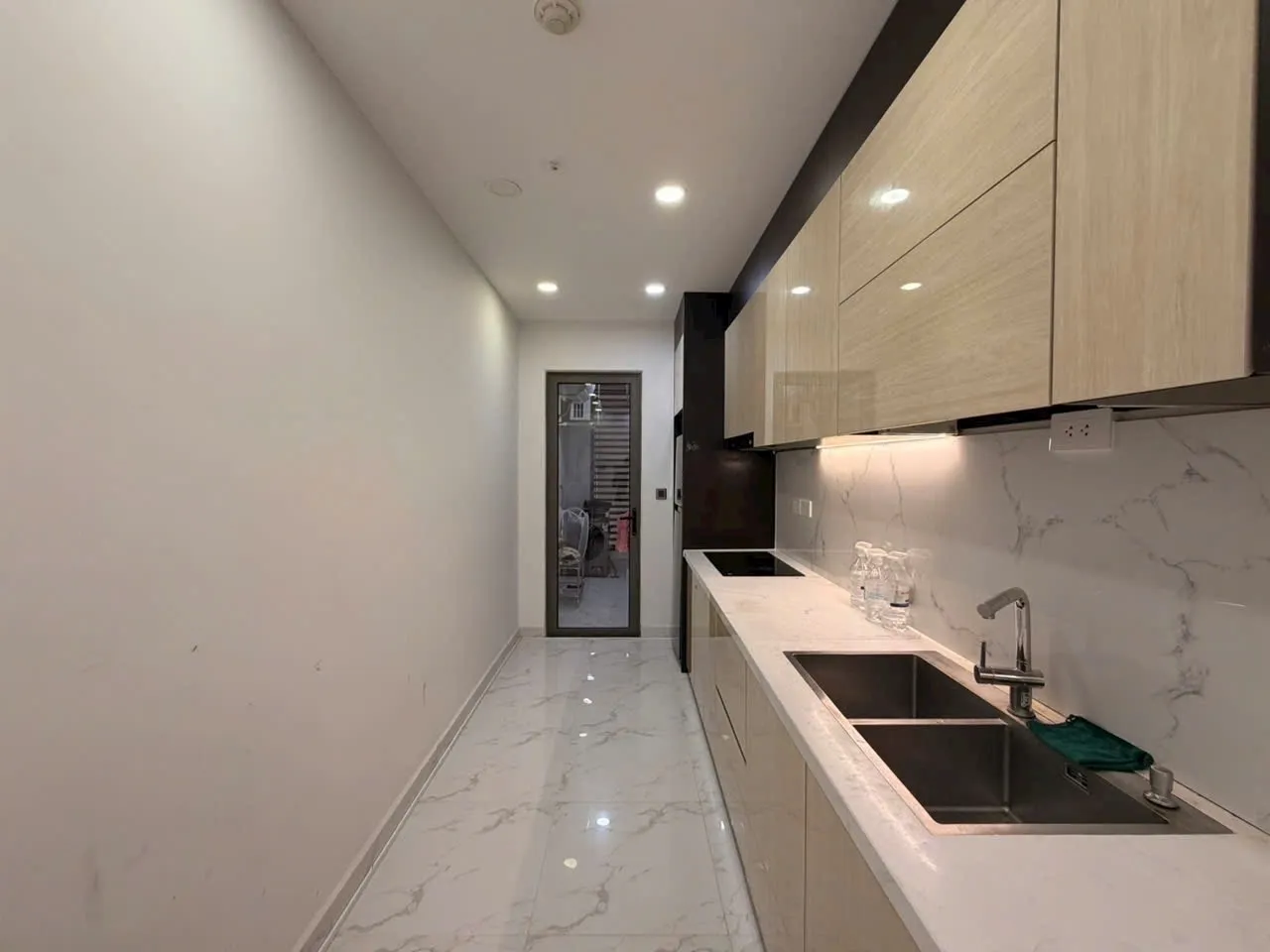 Cần cho thuê căn 2 phòng ngủ 2 wc full nội thất có thể dọn vào liền trong hôm nay 🥰 - Dự án : The Tresor - 39 bến vân đồn - Diện tích : 90m2 * Giá cho thuê : 28.000.000 VND 