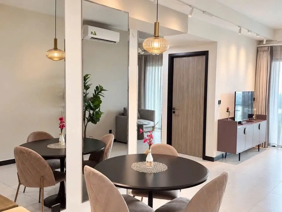 Muốn có NHÀ ĐẸP IB CHO EM NGAY  🔥Căn 2pn 2wc Thoáng mát Sạch Sẽ Chill 🔥  DELASOL -  Quận 4 Bến Vân Đồn Diện tích 85mm2 Giá thuê  : 26tr net Giá bán : 10ty250 all in